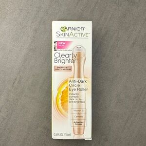 Garnier Clearly Brighter Eye Roller - Light/Medium Tint